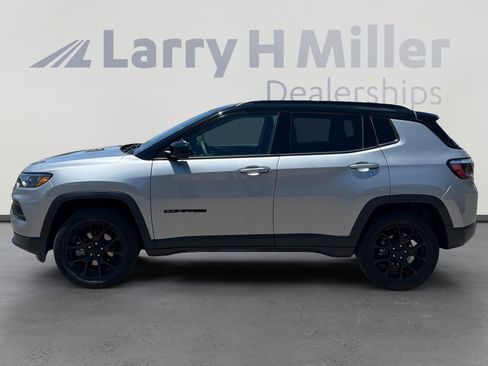 Used 2022 Jeep Compass Latitude AWD/4WD image 2