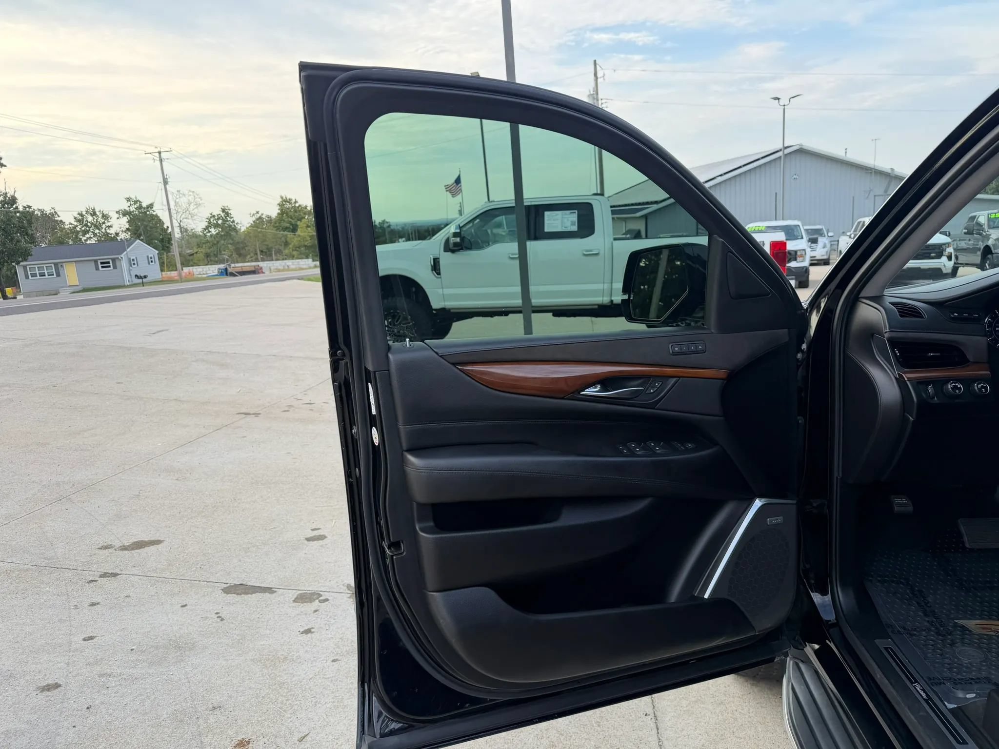Used 2019 Cadillac Escalade Luxury AWD/4WD image 13