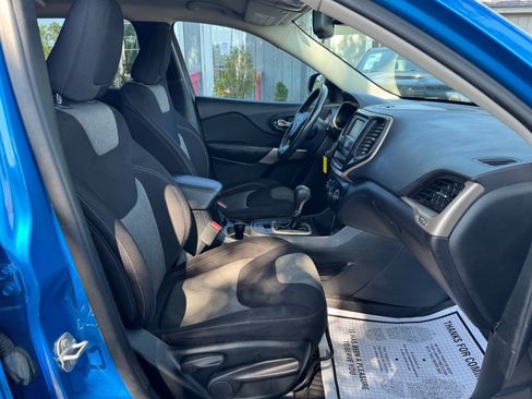 Used 2018 Jeep Cherokee Latitude w/ Altitude Package FWD image 18