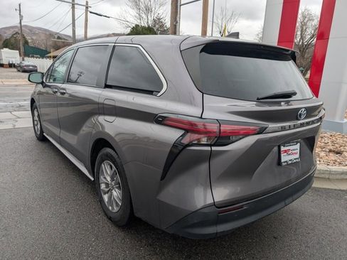 Used 2022 Toyota Sienna LE image 5