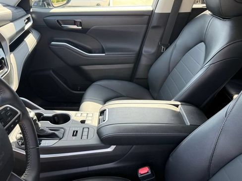 Used 2026 Toyota Highlander XLE AWD/4WD image 10