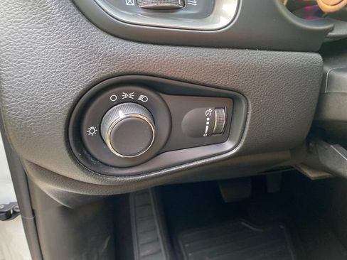 Used 2023 Jeep Renegade Latitude AWD/4WD image 15