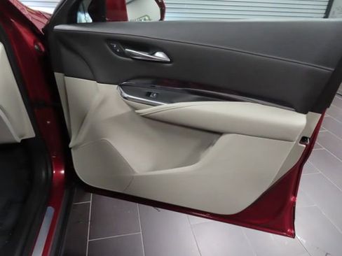 Used 2020 Cadillac XT4 Luxury w/ Cold Weather Package image 11