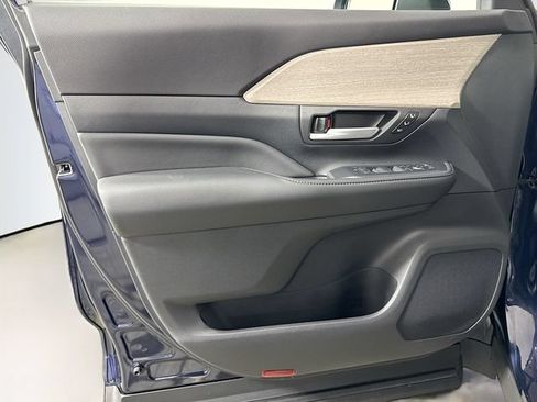 Certified 2024 Toyota Grand Highlander AWD image 12