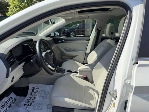 Certified 2023 Volkswagen Jetta SE w/ Panoramic Sunroof Package FWD image 20