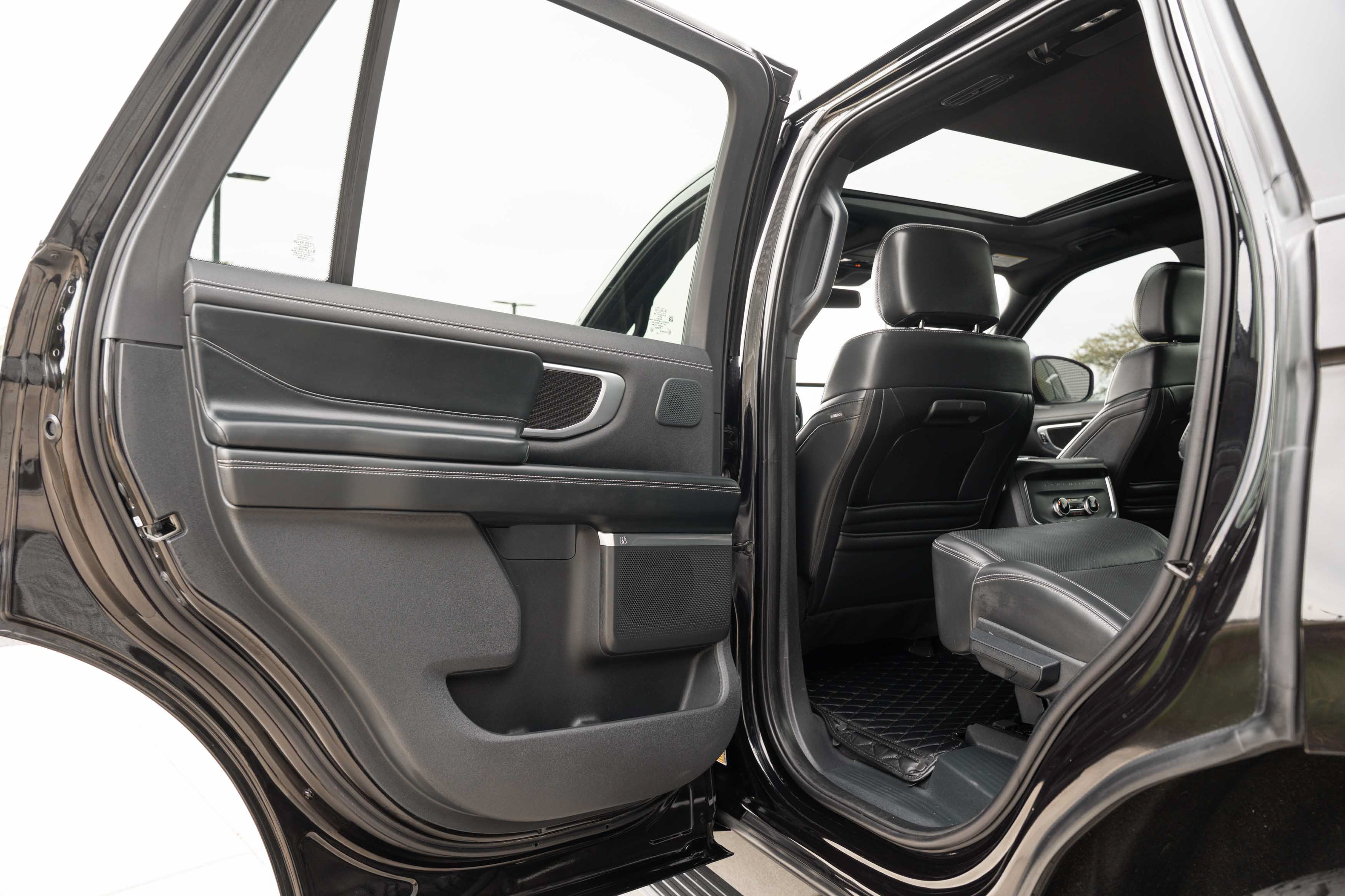 Used 2025 Ford Expedition Platinum w/ Stealth Performance Package AWD/4WD image 27