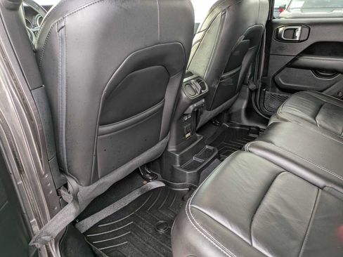 Used 2019 Jeep Wrangler Unlimited Sahara image 16