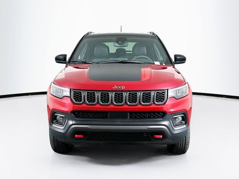 Used 2025 Jeep Compass Trailhawk AWD/4WD image 2