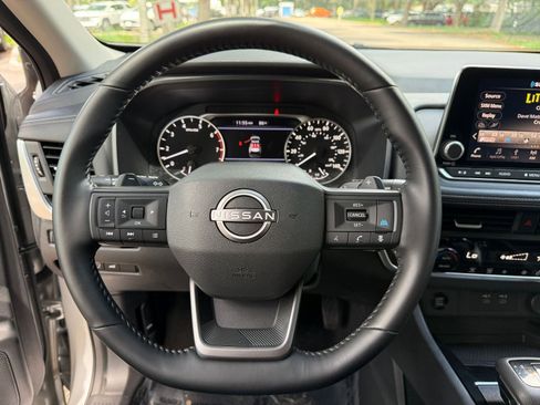 Used 2025 Nissan Rogue SV FWD image 27