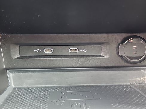 Used 2021 Volkswagen Tiguan SE w/ Panoramic Sunroof Package image 11