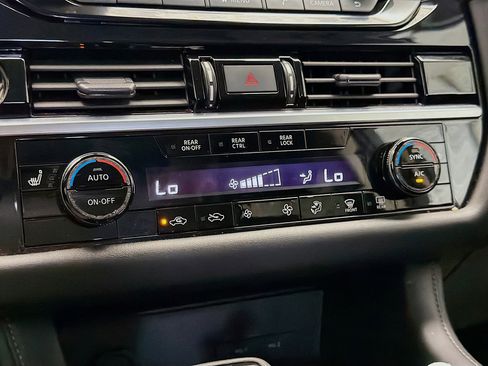 Used 2023 Nissan Pathfinder SV w/ SV Premium Package FWD image 10