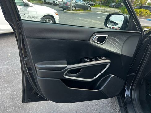 Used 2022 Kia Soul LX w/ Technology Package FWD image 24