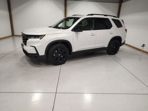 New 2025 Honda Pilot Black Edition image 4