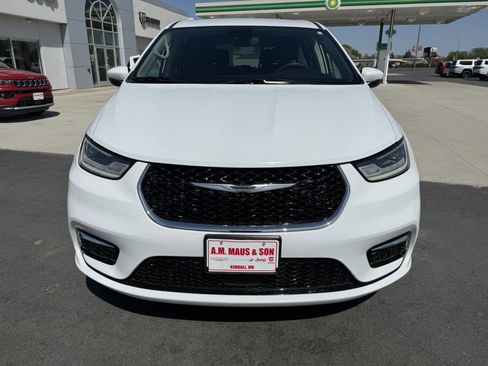 Used 2023 Chrysler Pacifica Touring-L FWD image 3