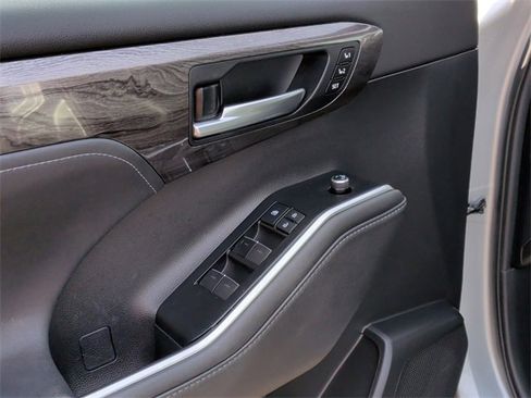 Used 2020 Toyota Highlander Limited image 11