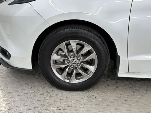 Used 2025 Toyota Sienna XLE w/ XLE Plus Package AWD/4WD image 10