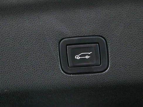 Used 2023 GMC Yukon SLT w/ SLT Luxury Package RWD image 35