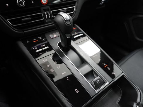 Certified 2025 Porsche Macan image 23