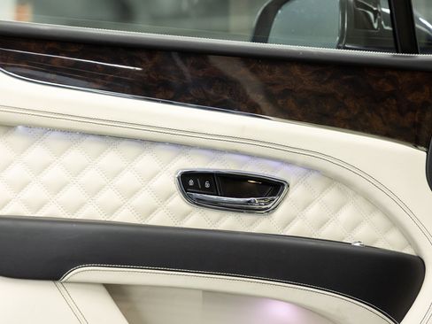 Used 2023 Bentley Bentayga AWD/4WD image 26