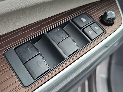 Used 2023 Toyota Sienna XLE image 22