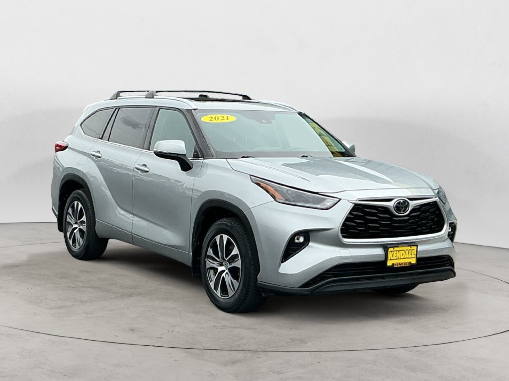 Used 2021 Toyota Highlander XLE AWD/4WD image 3