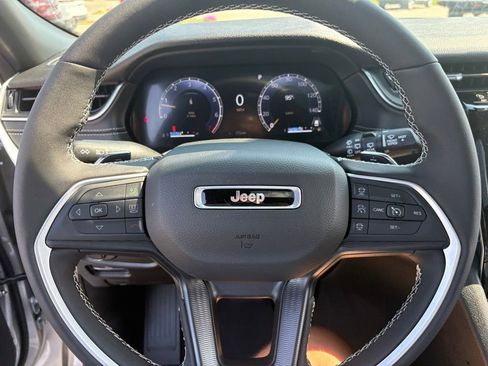 New 2025 Jeep Grand Cherokee L Altitude image 12