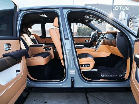 Used 2025 Rolls-Royce Cullinan image 27