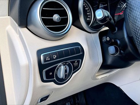 Used 2019 Mercedes-Benz GLC 300 4MATIC image 37