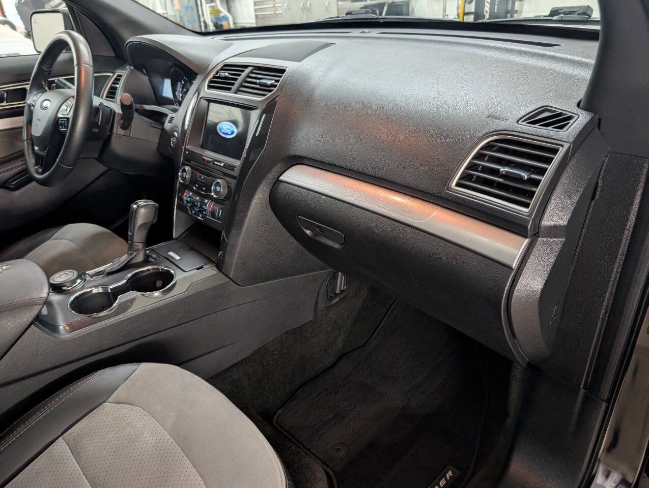 Used 2017 Ford Explorer XLT w/ XLT Technology Feature Bundle AWD/4WD image 24