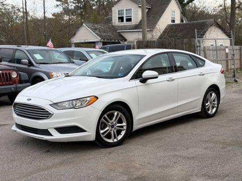 Used 2018 Ford Fusion SE FWD image 3