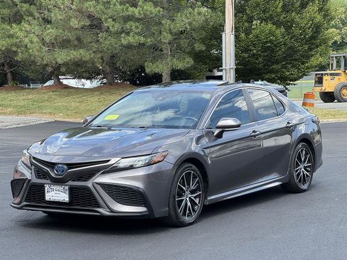 Used 2022 Toyota Camry SE w/ Cold Weather Package FWD image 3