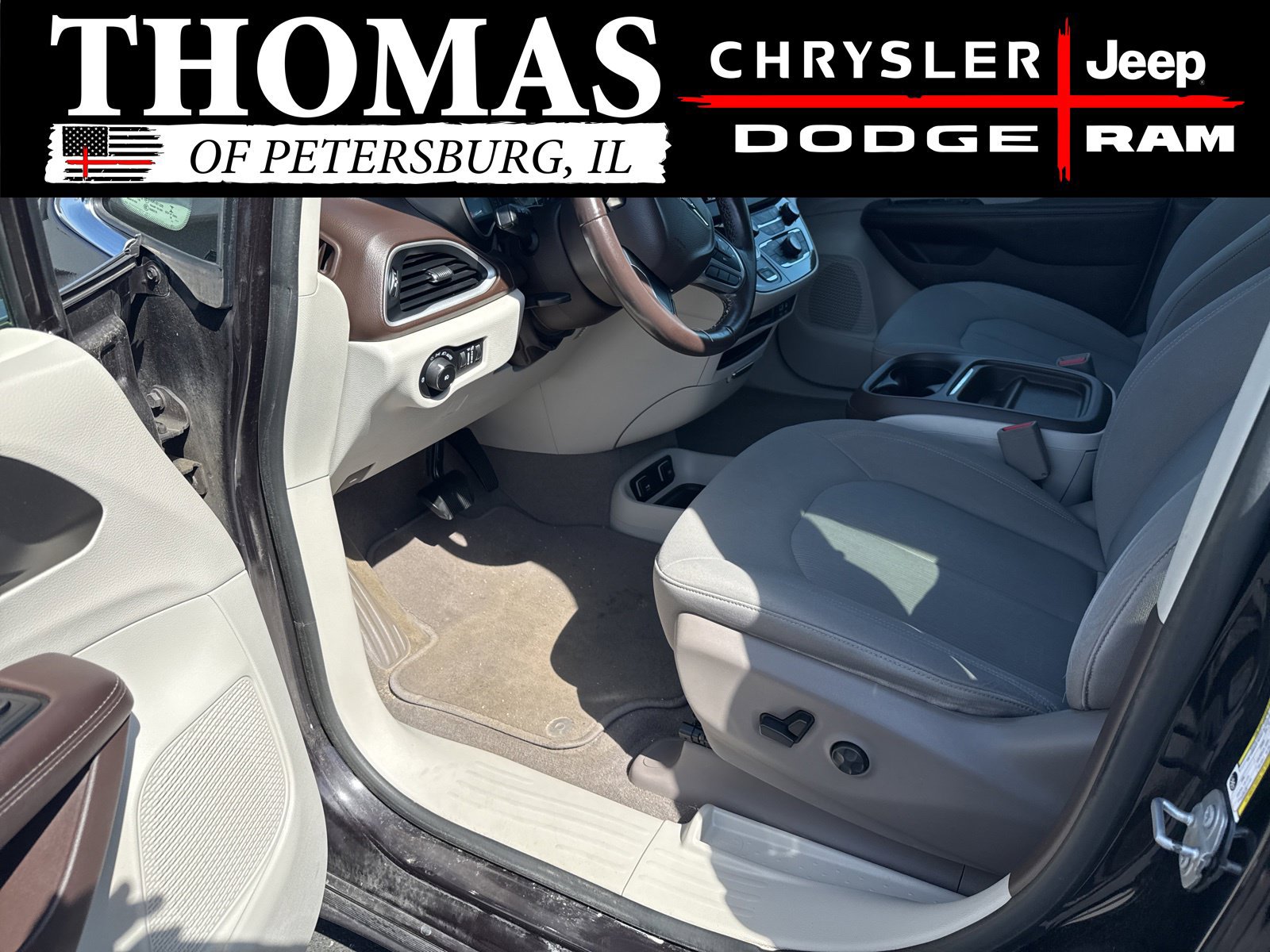 Used 2019 Chrysler Pacifica Touring Plus w/ Tire & Wheel Group FWD image 20