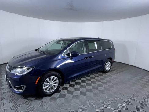 Used 2019 Chrysler Pacifica Touring Plus image 4