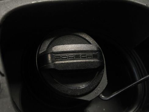 Certified 2025 Porsche Macan AWD/4WD image 36