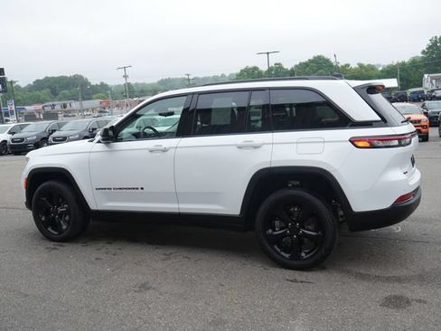 Used 2023 Jeep Grand Cherokee Limited w/ Black Appearance Package AWD/4WD image 9