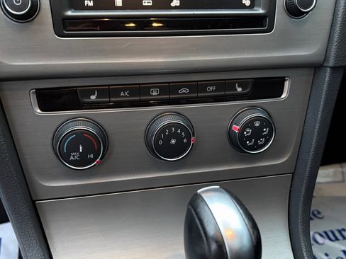 Used 2017 Volkswagen Golf Wolfsburg Edition image 31