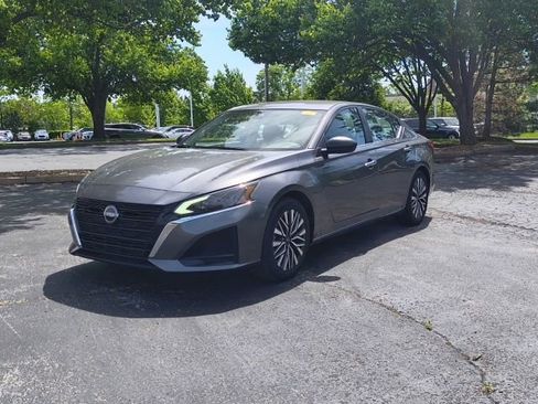 Used 2024 Nissan Altima 2.5 SV FWD image 2