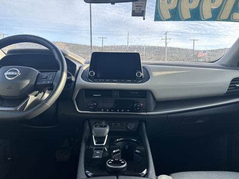 Used 2025 Nissan Rogue SV image 17