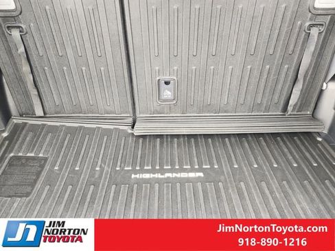 Used 2023 Toyota Highlander XLE AWD/4WD image 34
