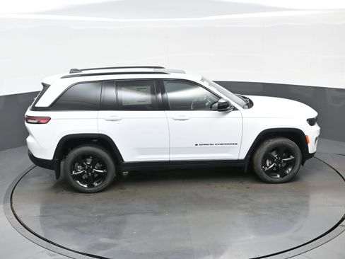 New 2025 Jeep Grand Cherokee Altitude image 23