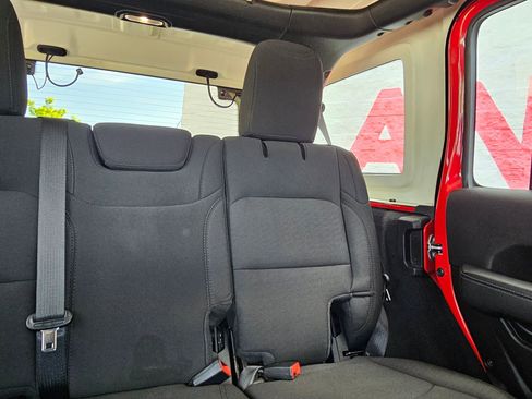 Used 2020 Jeep Wrangler Unlimited Sahara AWD/4WD image 27