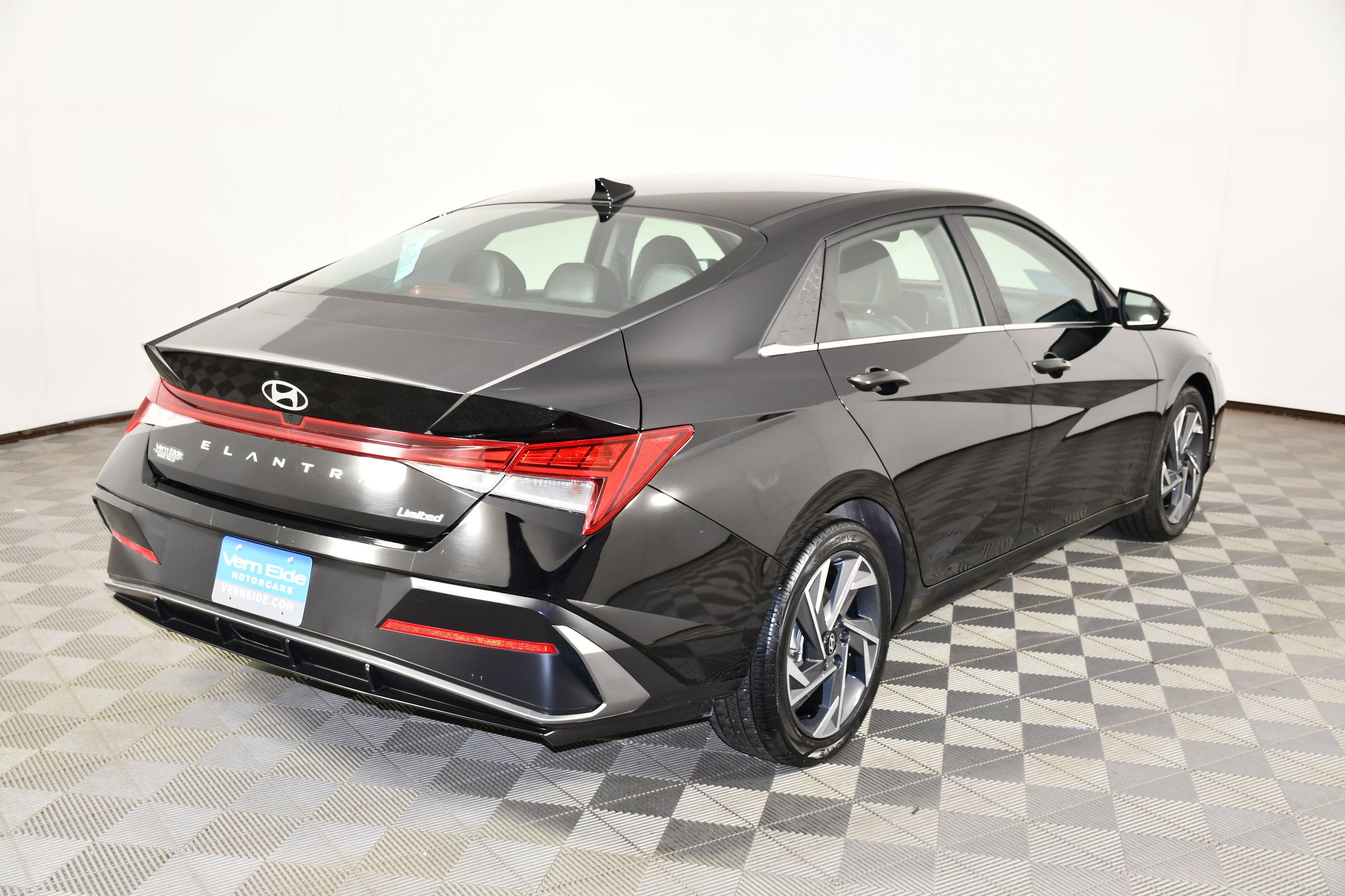 Used 2025 Hyundai Elantra Limited FWD image 5