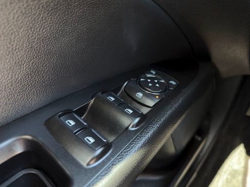 Used 2017 Ford Fusion SE w/ Fusion SE Technology Package FWD image 16