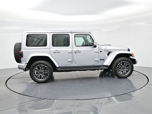 Used 2022 Jeep Wrangler Unlimited Sahara image 5