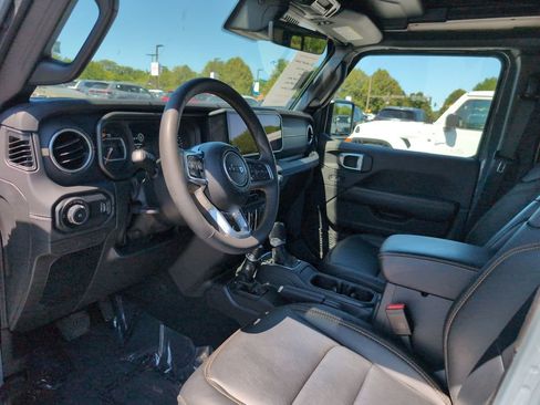 Used 2024 Jeep Wrangler Unlimited Sahara w/ Technology Group AWD/4WD image 5