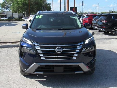 Certified 2025 Nissan Rogue SL FWD image 9