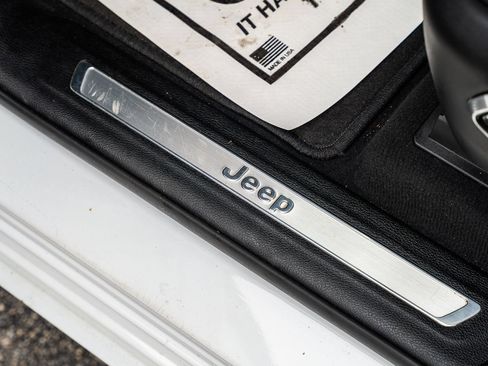 Used 2022 Jeep Grand Cherokee Overland w/ Luxury Tech Group IV AWD/4WD image 26