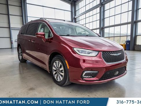 Used 2021 Chrysler Pacifica Touring-L FWD image 30