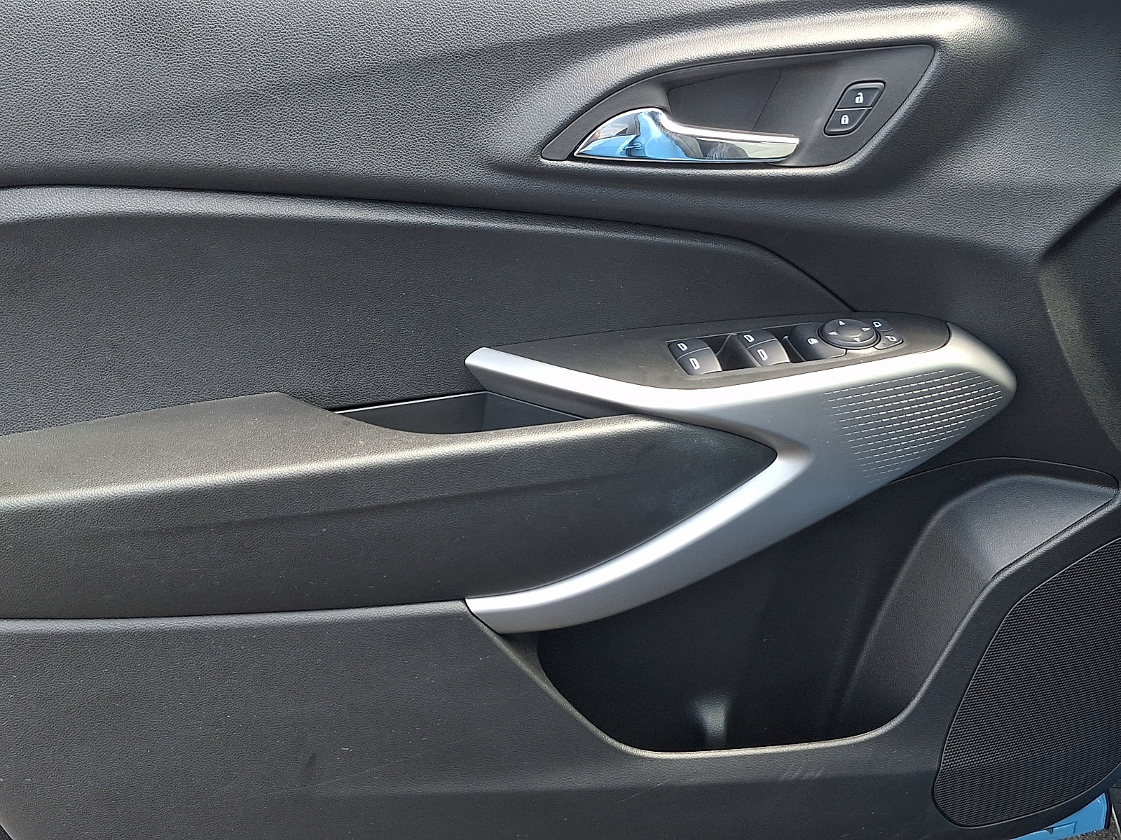Used 2024 Chevrolet Trax RS FWD image 12
