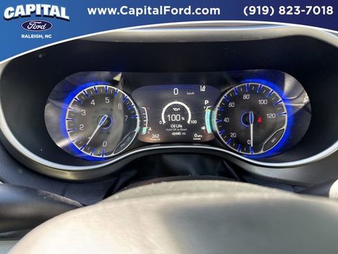 Used 2024 Chrysler Pacifica Touring-L FWD image 24